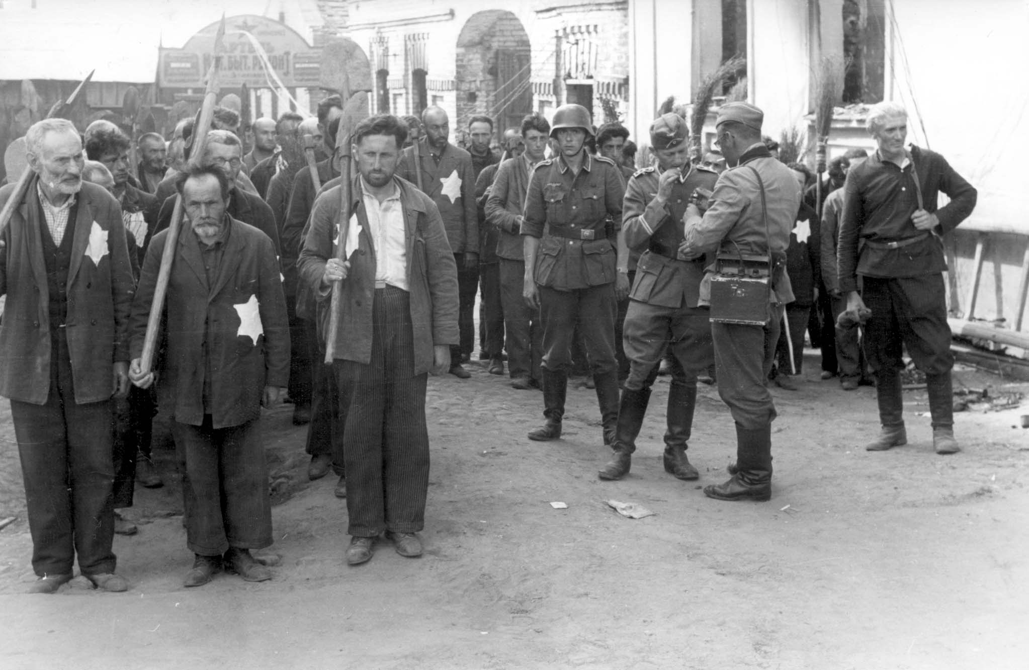 Германский еврей. Германия 1941 геноцид евреев. Гетто евреев в Германии солдаты. Еврейские гетто в Германии.